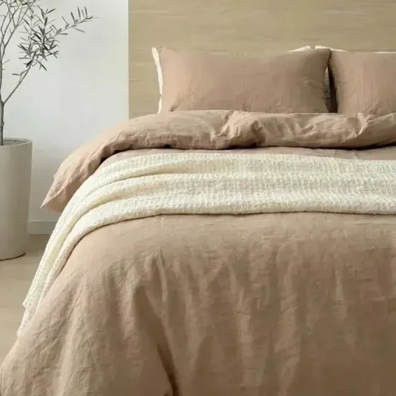 Kit Cubre Edredón Dubai Queen 2 Plazas 260x240 + 2 Fundas de Almohadas Almendra | Ganga Home