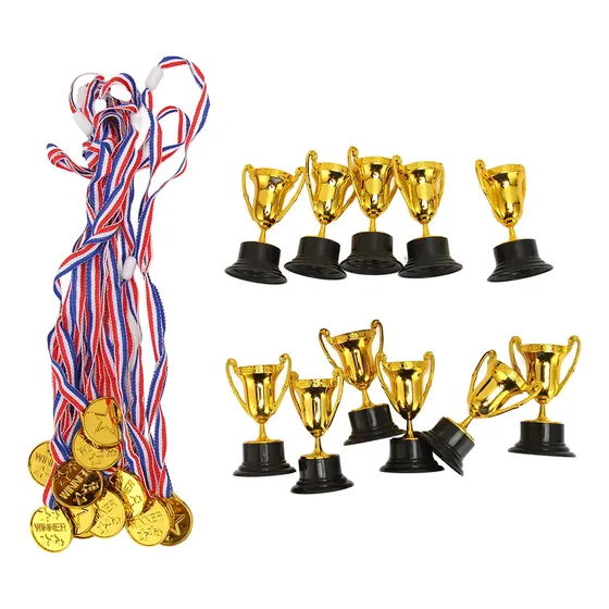 El Trofeo Mini Gold Awards Incluye Un Vaso De Plástico Dorad