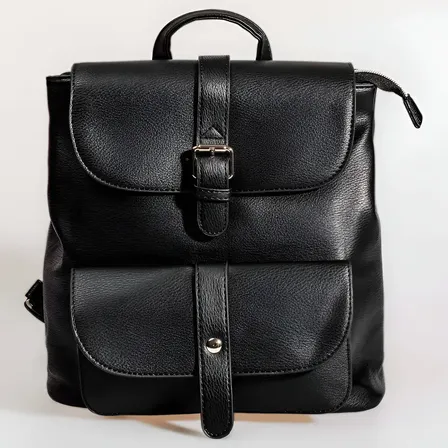 Mochila Negra Eco Cuero Catalana Urbana Mujer Correas Regulables y Cierre