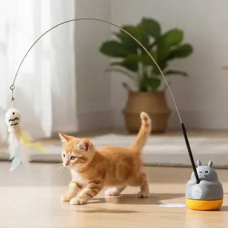 Juguete Estimulo Gato Gira 360 Caña 65 Cascabel Pluma Totoro Gris