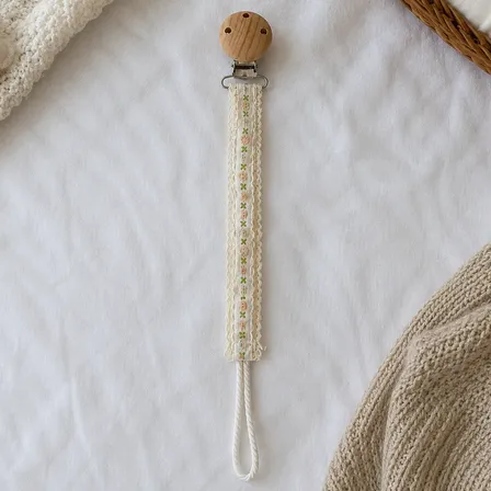 Cadenita Porta Chupete Bordada Con Broche De Madera Bebé White