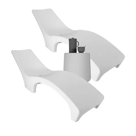 Combo 2 Reposeras Plásticas Con Mesa De Regalo Amalfi modelo Essential Para Pileta Aptas Solarium Húmedo Color Blanco