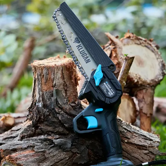 Mini Motosierra Inalámbrica Recargable Klugan Con 2 Baterías Cargador y Maletín